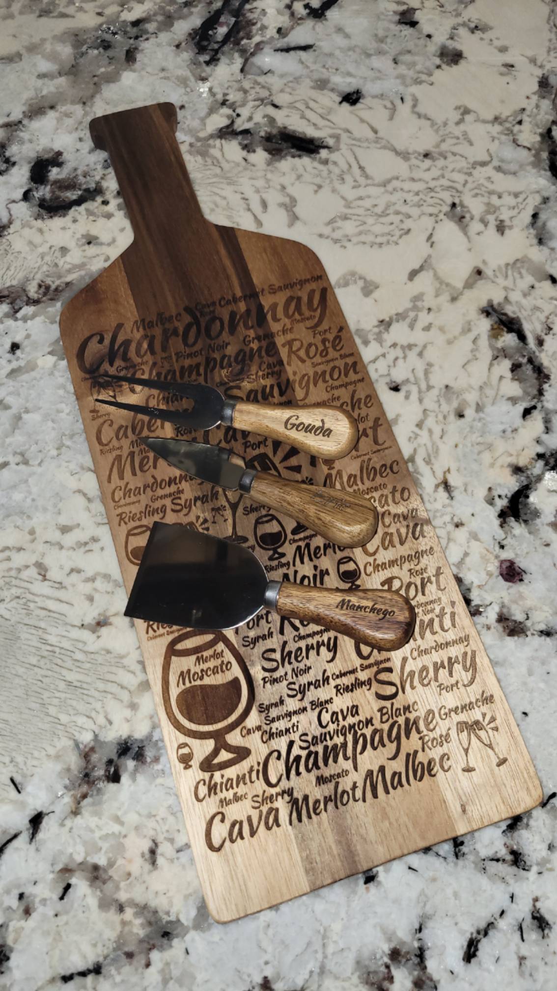 Engraved Wine Cheeseboard and Cheese Knives Set